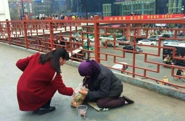 职业行乞人只收钱 女子好心赠麻花被弃垃圾桶