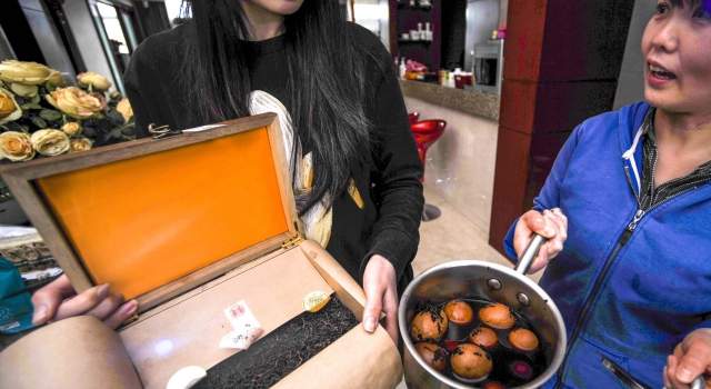 真天价茶叶蛋！一市民收藏高价茶却被保姆煮了茶叶蛋
