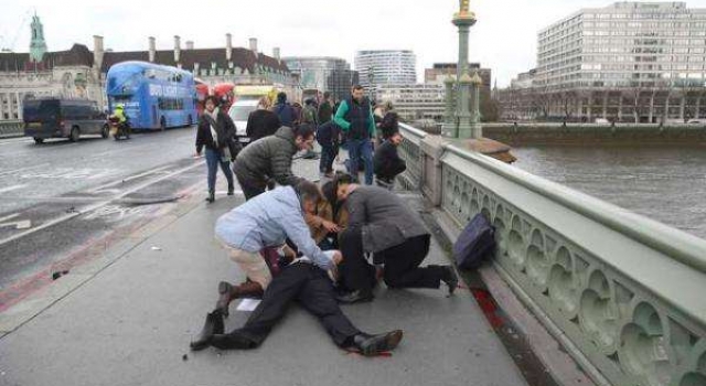 英国议会大厦发生恐怖袭击事件 5人死亡40多人受伤