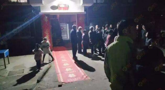 新婚之夜前男友来送礼 楼下用高音喇叭喊“还钱”