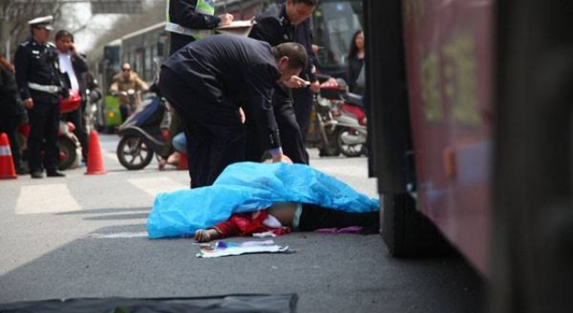 台湾15岁女生公交上嬉闹被推车外遭碾压死亡 谁的错？