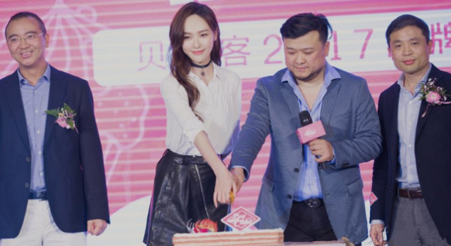 唐嫣露长腿妩媚迷人 自曝靠吃甜食减压