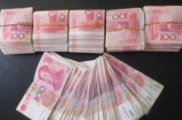 男子每天背数万现金上班 忠厚工友盗走钱财为父治病
