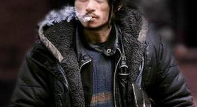 如此摇摆 济南粉红乞丐哥跳触电舞走红网络