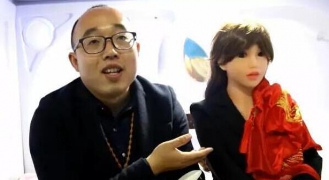 独家定制新娘 浙大硕士和自己造的充气娃娃结婚了