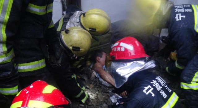 老屋坍塌生死一线 丈夫用身体拼命护妻