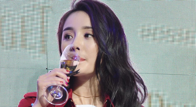 杨幂活动现场霸气喝酒 老板范十足