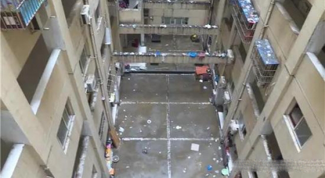 男孩模仿动画片撑伞跳 所幸5楼下落被阻挡无大碍