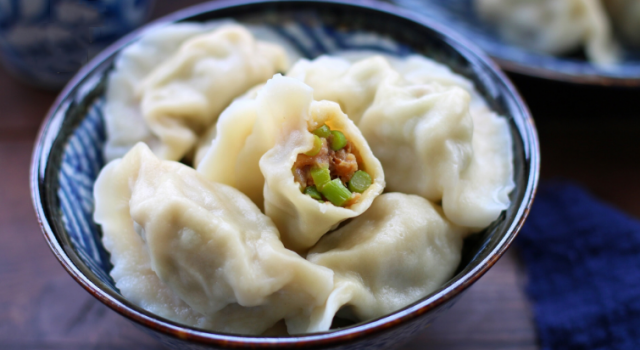 蒜苔做成饺子馅更好吃 一口一个我一连吃了10个