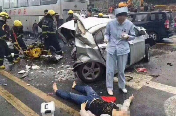 成都7车相撞致2死4伤 车子遭分尸肇事司机已被刑拘