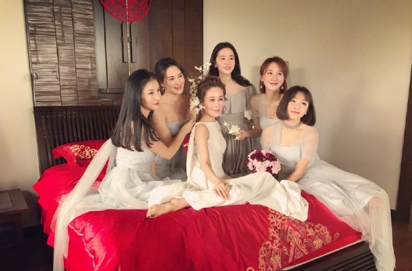 刘亦菲伴娘照秒杀新娘 太仙太靓遭网友催婚