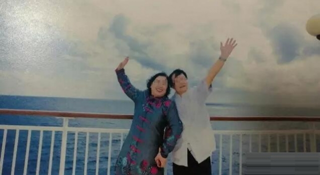 70岁老夫妻邮轮上拍婚纱照 网友：手机拍的都比这好