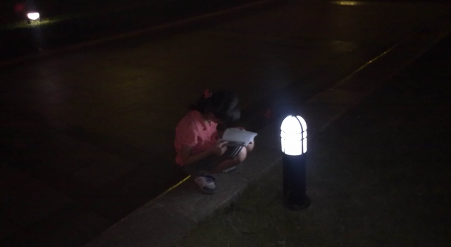 暖心！小学女生借工厂灯光站着读书引众人点赞