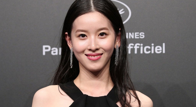 奶茶妹妹章泽天戛纳首现身 小露香肩秀时尚