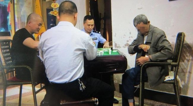 心酸！ 七旬老人跳楼时提条件打麻将民警耐心陪伴