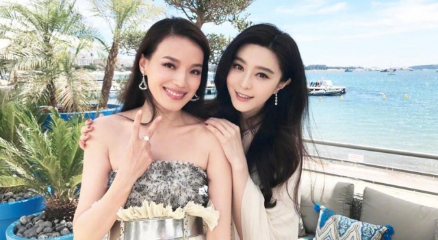 范冰冰舒淇戛纳合影 舒淇手上的东西亮了