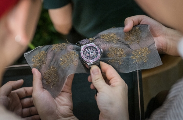刺绣和腕表的撞击 优雅的意想不到