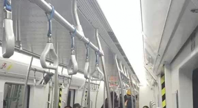 男子地铁上吃鱼吐鱼刺 嚣张回复：报警抓我啊！