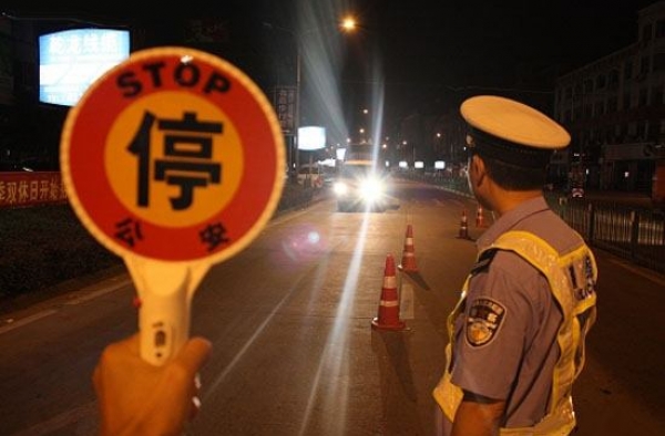 男子醉驾被交警查获 妻子称赞交警干得漂亮！