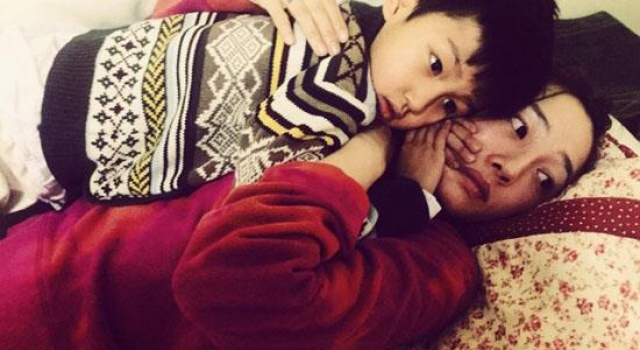 婚变后白百何儿子元宝首现身 母子举止亲密母爱泛滥