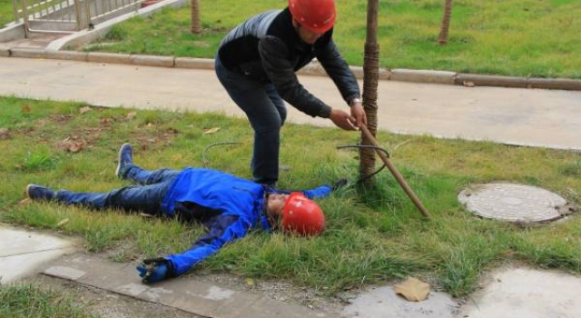 居民遭电击 环卫工一脚踹其出鬼门关获网友称赞！