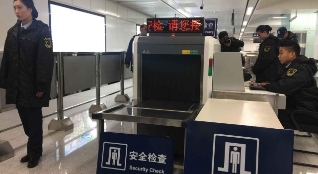 拿气球地铁安检受阻 这对夫妇竟骂安保人员比狗恶心