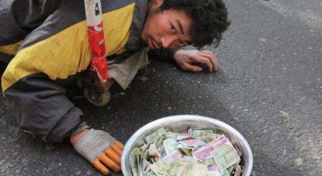 中学生辱骂殴打乞丐怎么回事？教育局出面回应真相