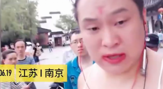 奇葩网红在夫子庙前辣眼睛直播 不听劝告城管将其抬走