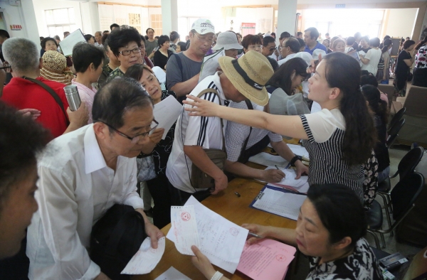 山东一老年大学招生 众多老人排长队抢名额