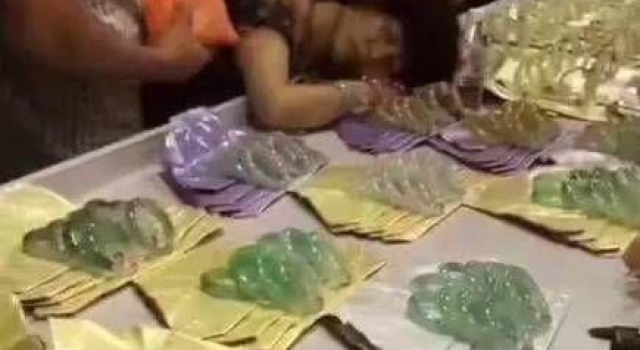 游客打碎30万玉镯被吓晕 店家索赔17万