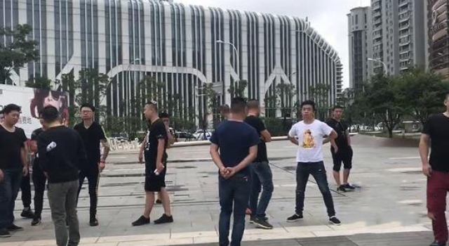 女记者惨遭40名陌生男子围殴 或涉房地产维权纠纷