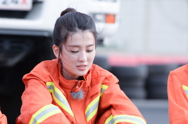 乔欣把消防服穿成露肩装被骂惨 乔欣家庭背景遭曝光