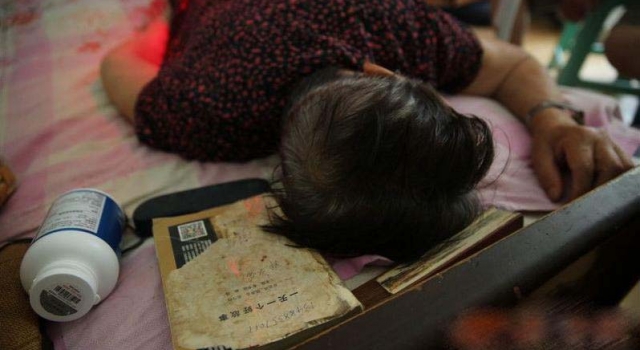 被撞老太拒收钱怎么回事?老太:不能因为人老了就不讲理
