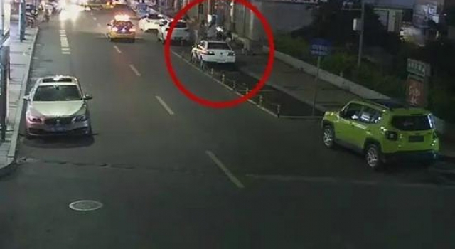四名女子踩在警车上“尬舞” 警方震怒将其“团灭”