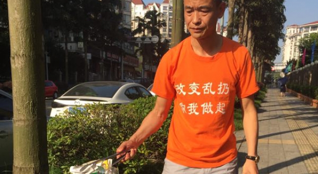 路上遇见“怪老头” 身家上亿开豪车捡垃圾