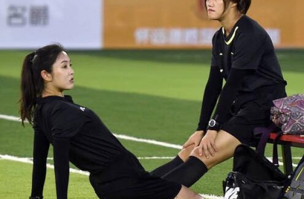 业余联赛现美女裁判员 既干练又不失女人味