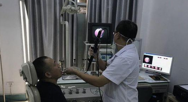 豪情一时爽 男子“豪情”的用嘴开瓶险丧命