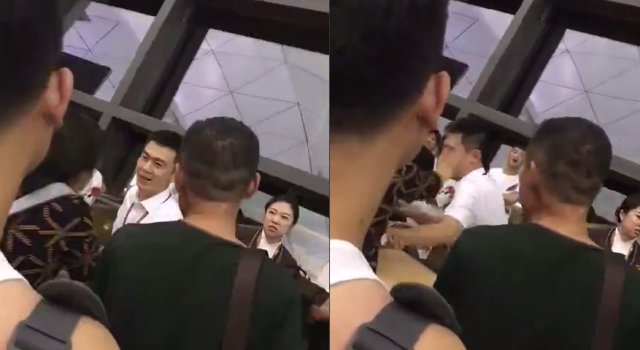 航班延误5小时后取消 机场小伙这样应对大妈的怒扇