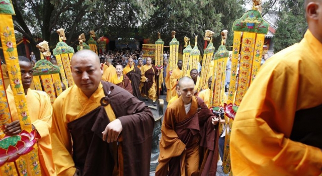 少林寺无遮大会开幕围观者众多 场面壮观超震撼