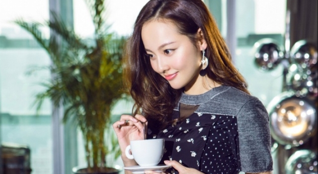张嘉倪低调产子 网友调侃只差一个婚礼了