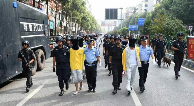 100名犯罪嫌疑人街头游行 大量群众驻足围观