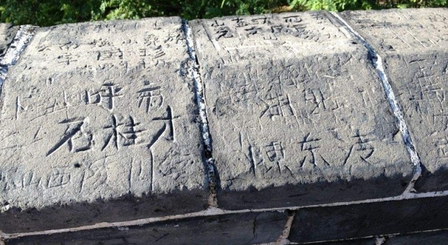 长城现大量英文刻字 刻字行为简直low到爆！