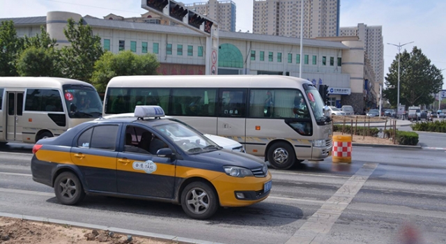 误闯红灯后急刹停车 这分还扣不扣？