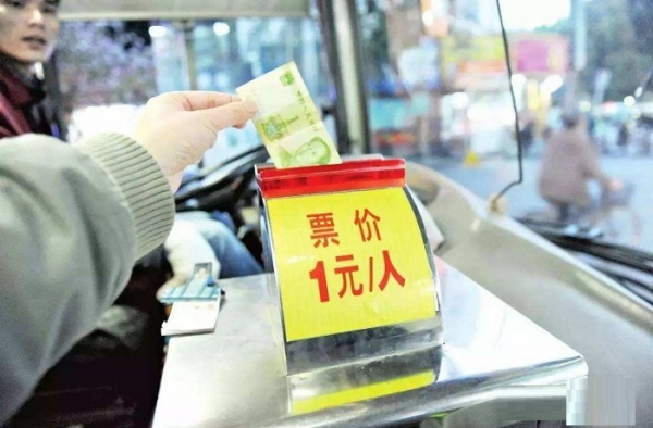 坐公交连投2700元为了什么？司机查看投币箱竟发现……