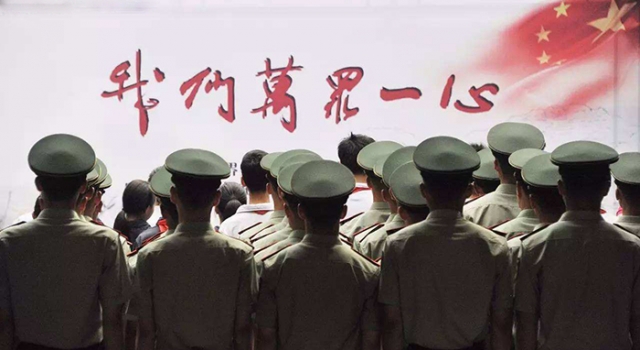 海归小伙听国歌起立致意：出去才知道国外跟中国没法比
