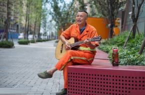 6旬环卫工自学38年吉他 音乐不分年龄和年代