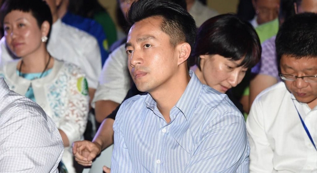 汪小菲偶遇问路老奶奶 邀请对方上车被指自导自演
