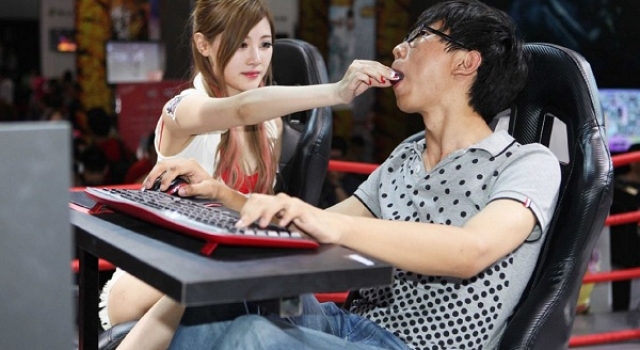 为什么那些宅男只会打游戏也会有女朋友？