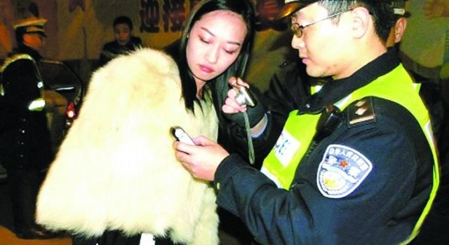 北京警察“四管齐下”教育逆行女司机 就问你服不服