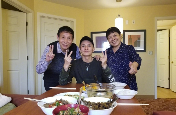 李维嘉晒与父母吃饭照 多出来的筷子竟成了谜题